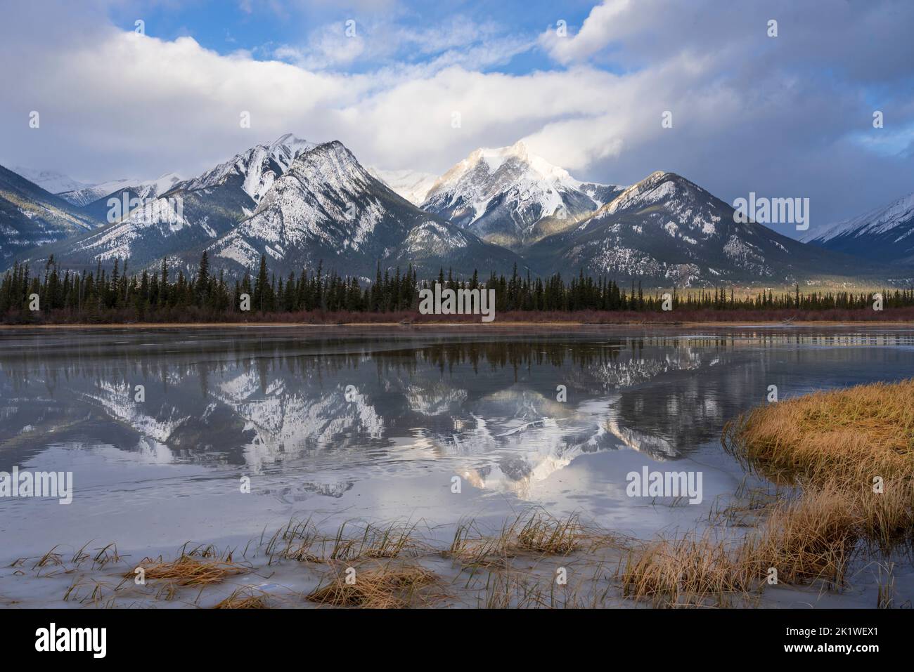 Malerische Bergreflexionen entlang des Highway 16 in der Nähe von Jasper, Jasper National Park, Alberta, Kanada. Stockfoto
