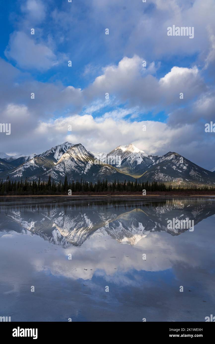 Malerische Bergreflexionen entlang des Highway 16 in der Nähe von Jasper, Jasper National Park, Alberta, Kanada. Stockfoto