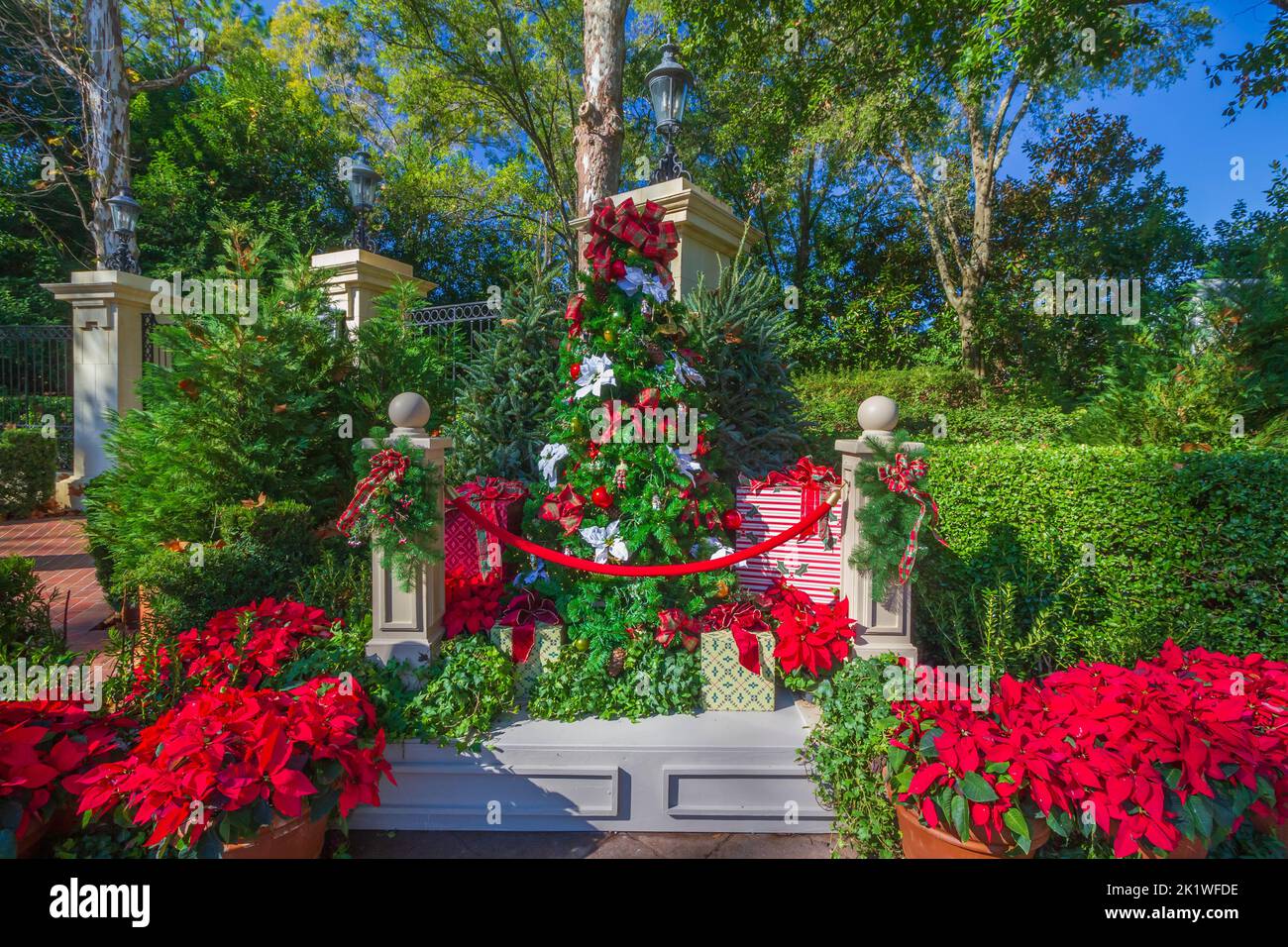 Eine Ausstellung mit Weihnachtsdekor im Epcot Center, Orlando, Florida, USA. Stockfoto