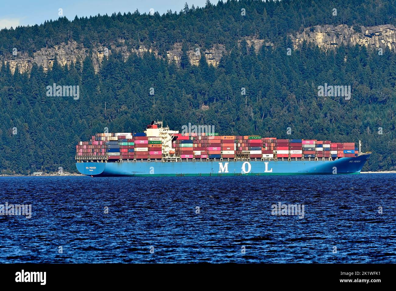 Ein Seeschiff, das mit Containern beladen ist und auf die Möglichkeit wartet, seine Ladung im Hafen von Vancouver, British Columbia, Kanada, zu entladen. Stockfoto