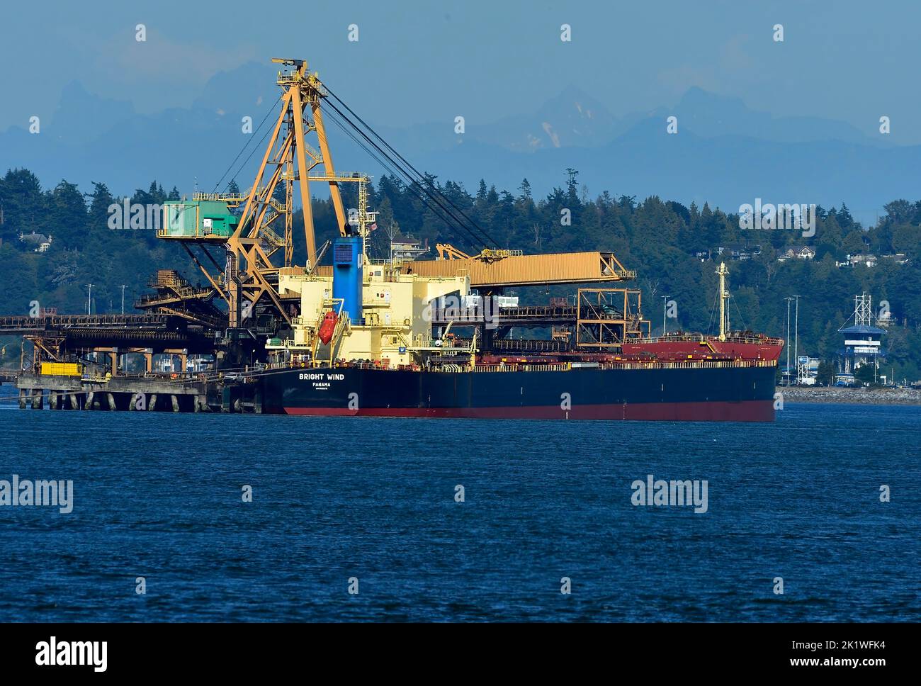 Ein Bulk-Carrier-Schiff wartet auf die Verladung im Hafen von Vancouver in British Columbia, Kanada Stockfoto