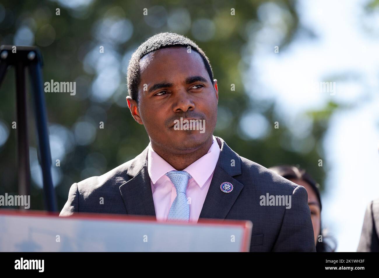 Washington, Usa. 20. September 2022. Die Vertreterin Ritchie Torres (D-NY) nimmt an einer Pressekonferenz Teil, die den Bau eines zuverlässigen Stromnetzes in Puerto Rico fordert. Fünf Jahre nach der Zerstörung der Inseln durch den Unrufer Maria ist Puerto Rico aufgrund des Unruis Fiona wieder völlig ohne Strom. Kredit: SOPA Images Limited/Alamy Live Nachrichten Stockfoto