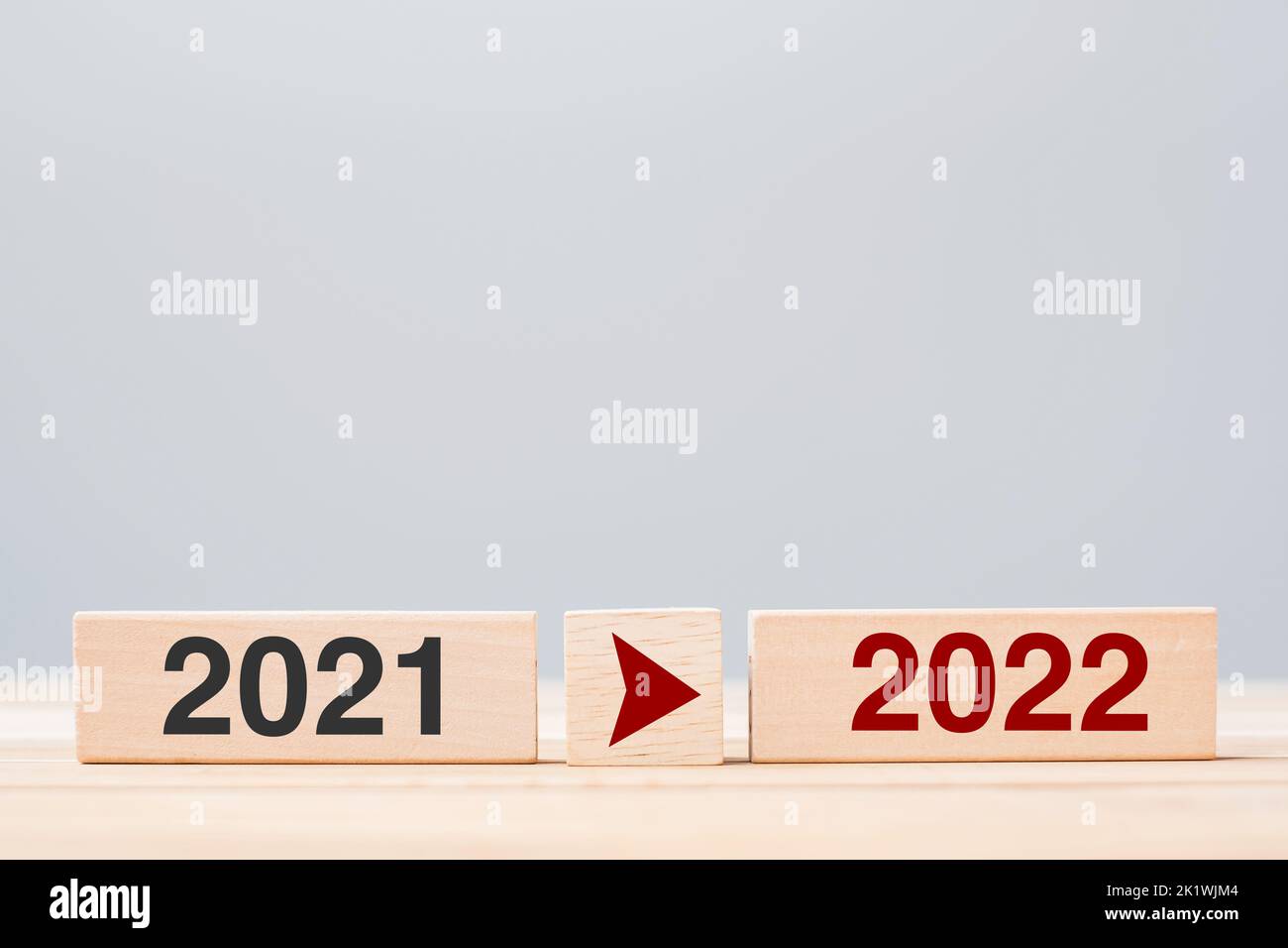 2021 und 2022 Holzblock auf Tischhintergrund. Lösungen, Strategie, Countdown, Ziel, Veränderung und Neujahrsfeiertage Stockfoto