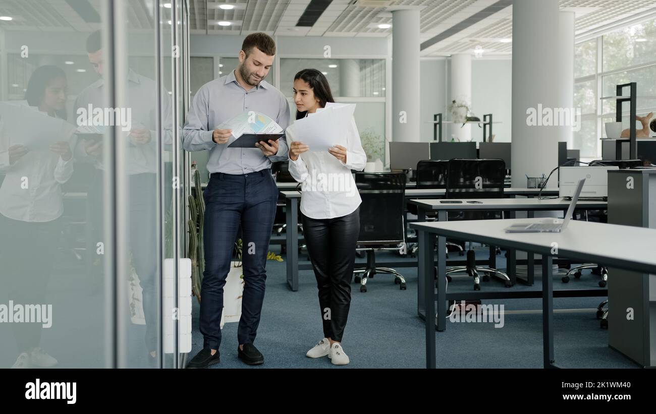 Kollegen im Büro kommunizieren am Arbeitsplatz Vergleichsbericht besprechen neuen strategischen Businessplan Gespräch Gründung weibliche Trainee zeigen Stockfoto