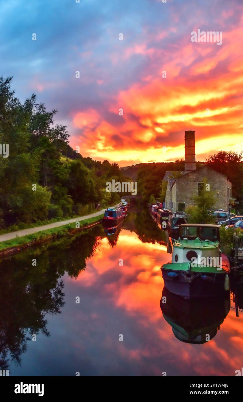 Sonnenuntergang über dem Rochdale Canal und Mill Chimney, Hebden Bridge, Calderdale, West Yorkshire Stockfoto