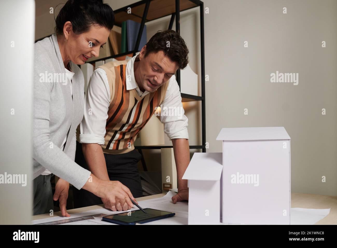 Team von erfahrenen Ingenieuren, die Details des Projekts für den neuen Kunden besprechen Stockfoto