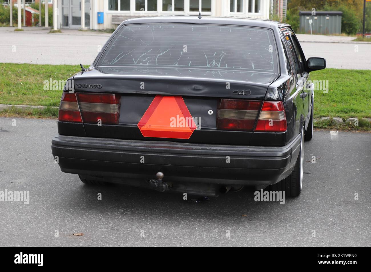 Arvidsjaur, Schweden - 31. August 2022: Geparkter Doodlebug-Traktor, umgebaut von einem Volvo 740 mit einem SMV-Schild. Stockfoto