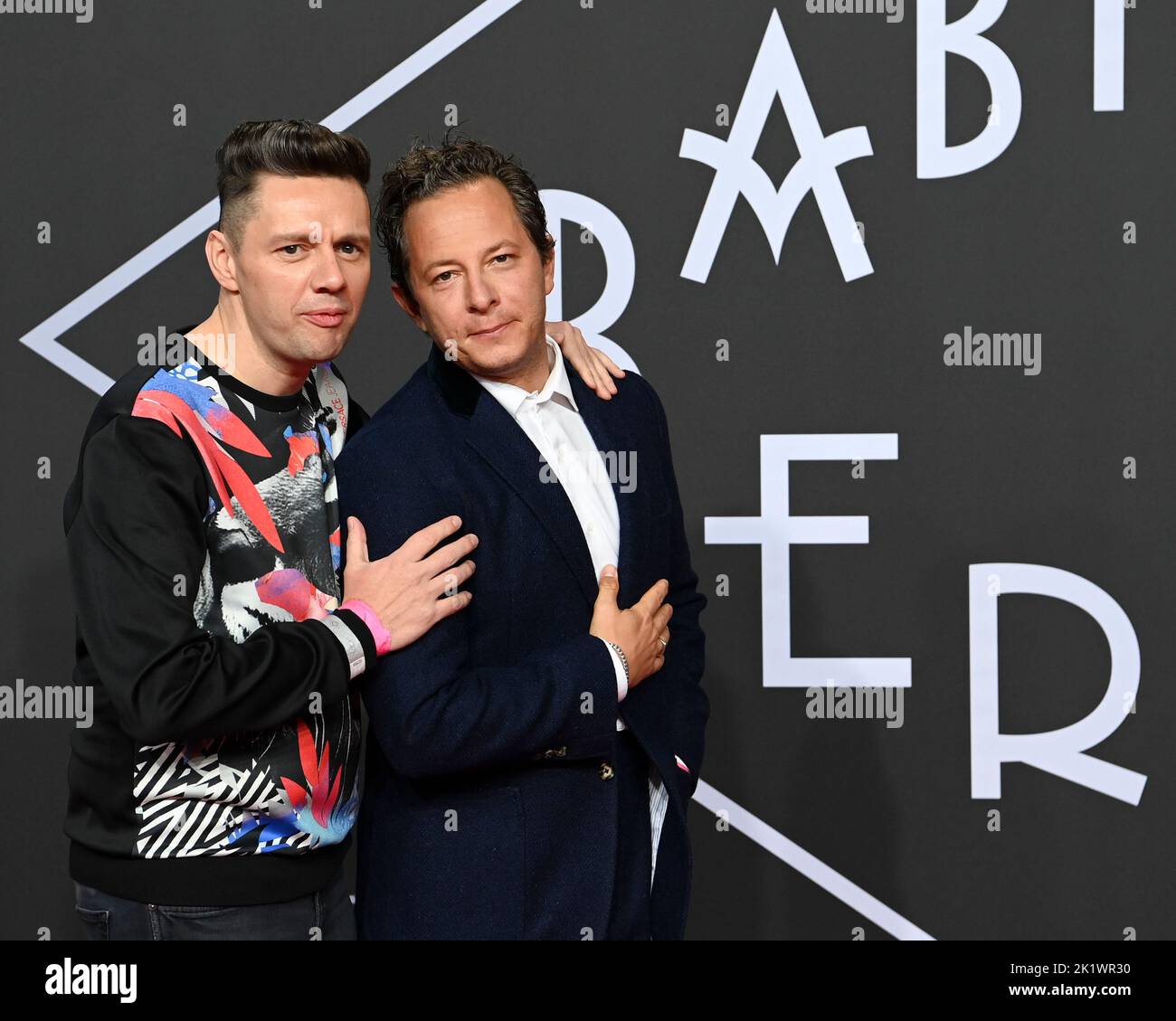 Berlin, Deutschland. 20. September 2022. Die Schauspieler Trystan Pütter (l.) und Christian Friedel kommen zur Weltpremiere der neuen Staffel der Fernsehserie Babylon Berlin im Delphi Filmpalast. Quelle: Jens Kalaene/dpa/Alamy Live News Stockfoto