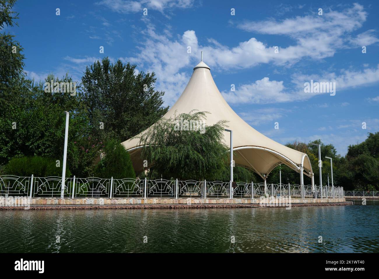 Ein Zelt neben einem See, das für besondere Veranstaltungen genutzt wird. Im Eco Park in Taschkent, Usbekistan. Stockfoto