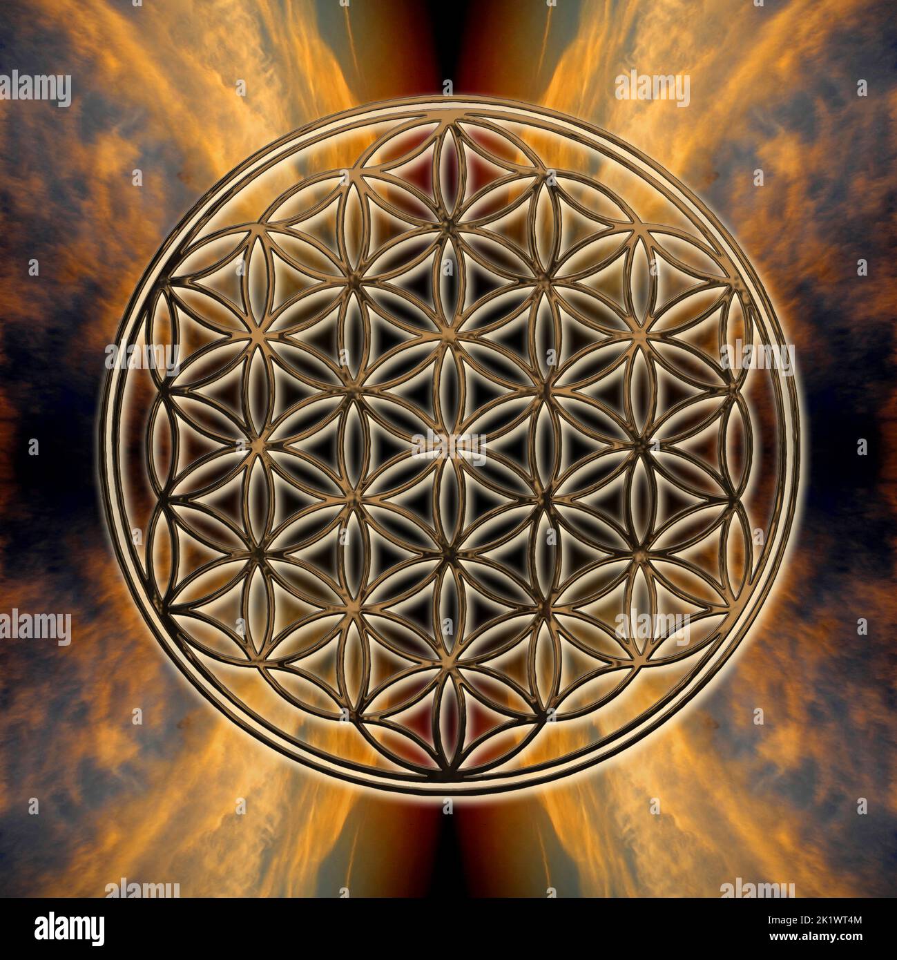 Goldene Blume des Lebens auf mystischem Hintergrund bei Sonnenuntergang Stockfoto