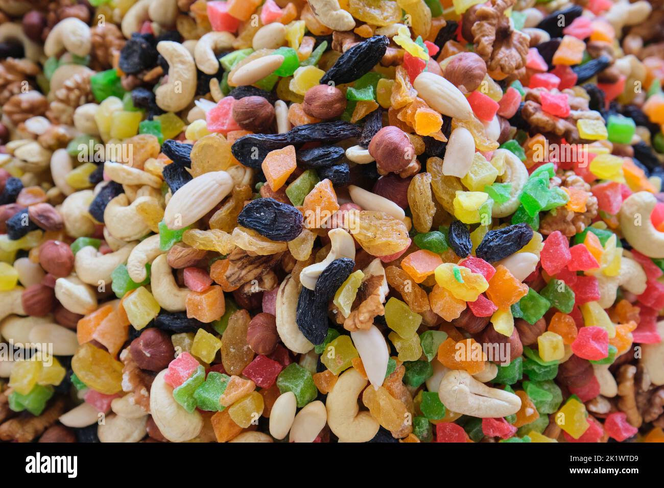 Detail, Nahaufnahme einer bunten, frischen Süßigkeit, getrockneten Früchten und Nuss-Snack-Mischung. Auf dem Chorsu-Markt, Basar in Taschkent, Usbekistan. Stockfoto