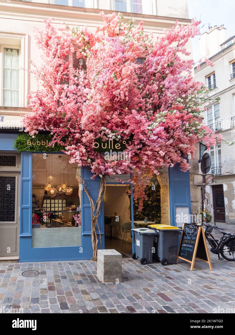 Blumenbedecktes Straßencafé Bulle im 4.. Arrondissement von Paris Stockfoto