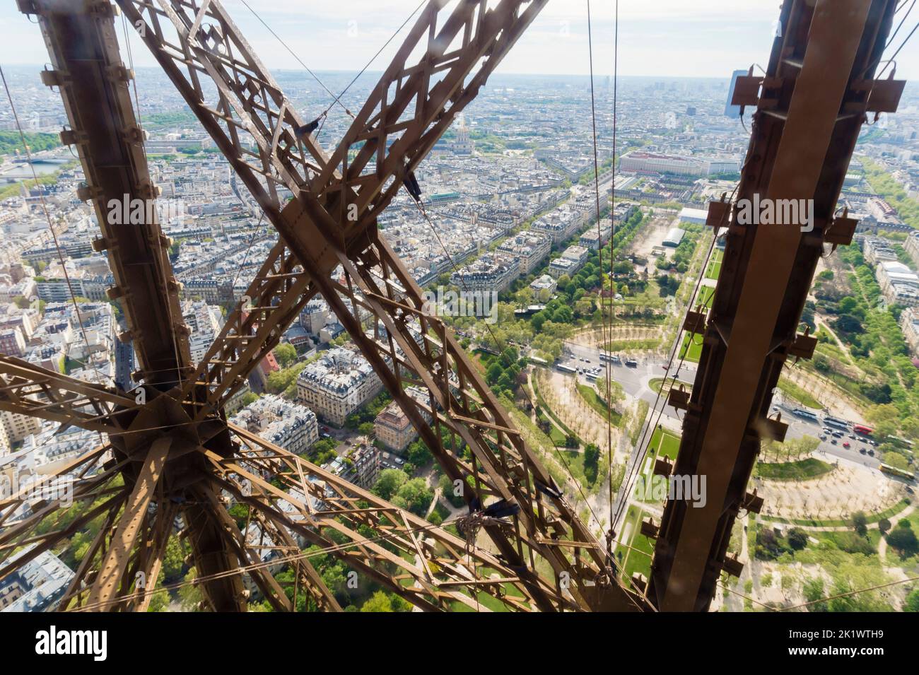 Stahlrahmen Detail des Eiffelturms in Paris, Frankreich Stockfoto