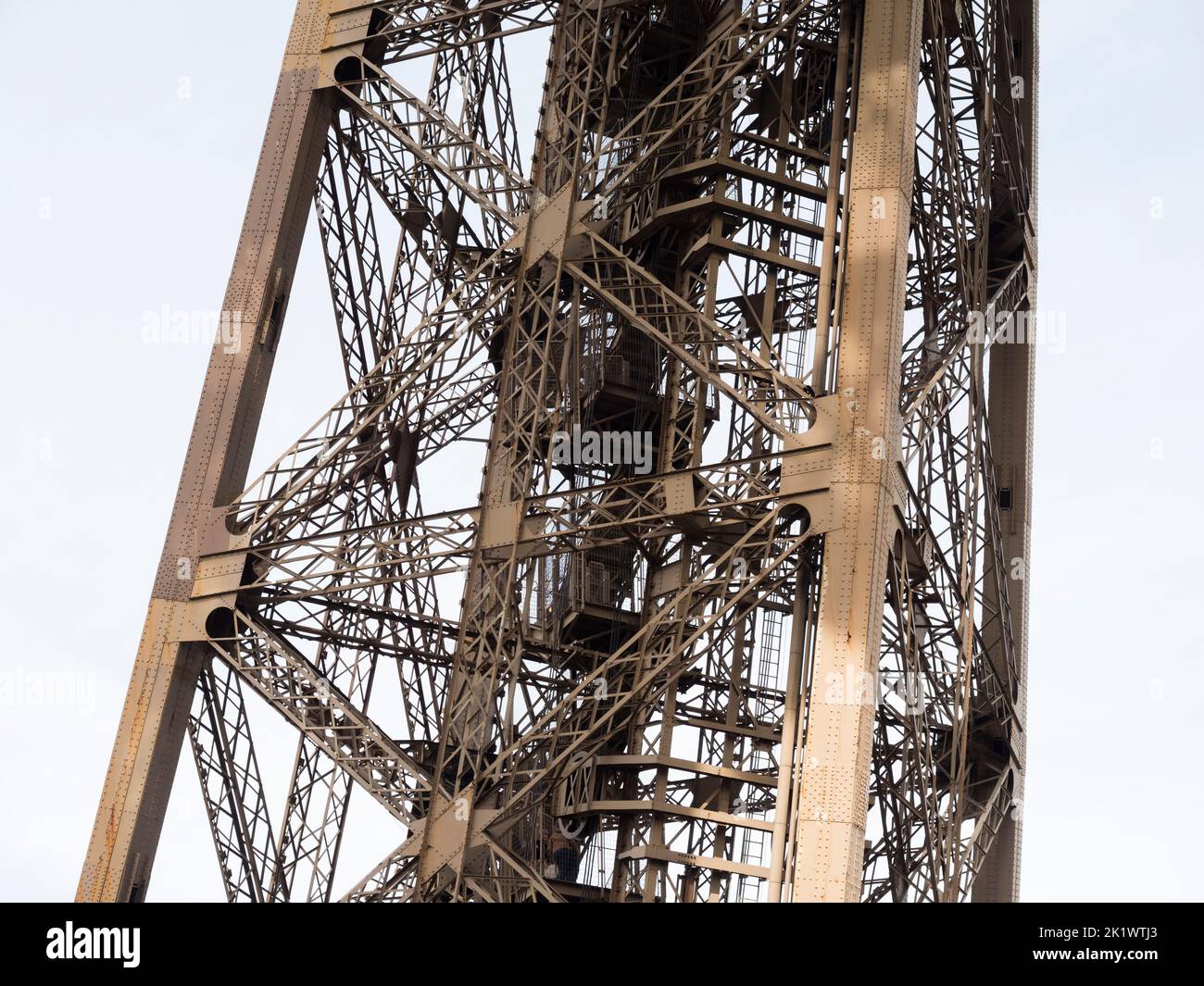 Stahlrahmen Detail des Eiffelturms in Paris, Frankreich Stockfoto