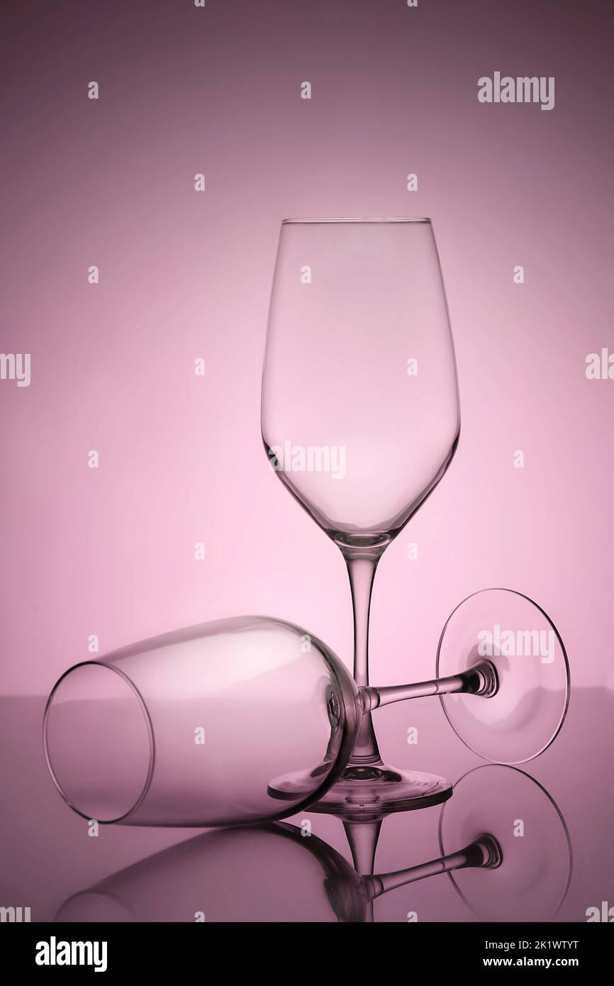Zwei elegante leere Weingläser, Reflexionskontur minimalistisches Stillleben auf Hintergrund. Stockfoto
