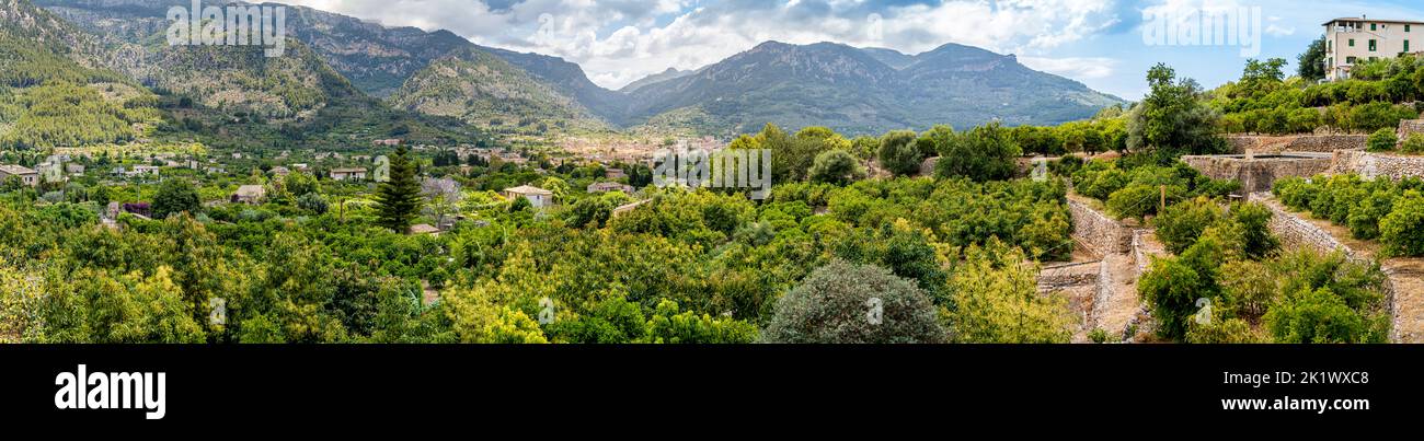 Panoramablick von der Wanderroute Camí de Binibassí GR221 im Dorf Binibassi über die fruchtbare Gegend von Sóller auf Mallorca zu den Bergen. Stockfoto