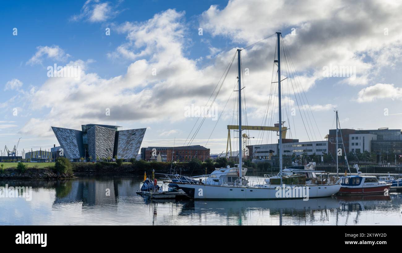 Belfast, Vereinigtes Königreich - 21. August 2022: Segelboote, die im Sporthafen und Hafen im Titanic Quarter von Belfast am Fluss Lagan festgemacht haben Stockfoto