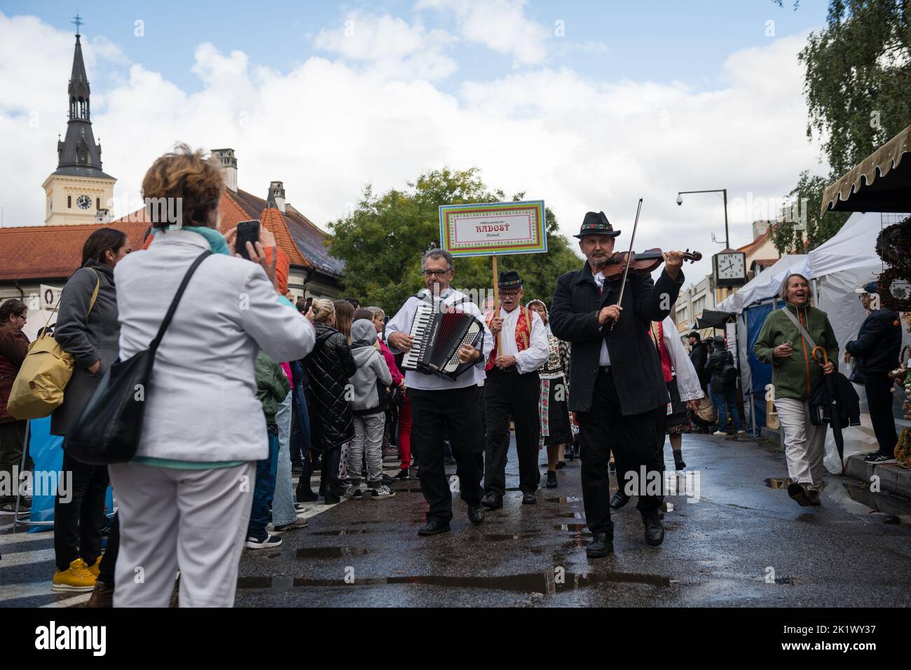 PEZINOK, SLOWAKEI - SEP 18, 2022: Allegorische Prozession im Rahmen der traditionellen Danksagefeier zur Weinlese und der Kostümparade in Pezinok Stockfoto