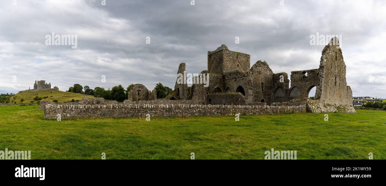 Cashel, Irland - 17. August 2022: Panoramablick auf die Ruinen der Zisterzienserabtei Hore Abbey in der Nähe des Rock of Cashel in der irischen Grafschaft Tipperary Stockfoto