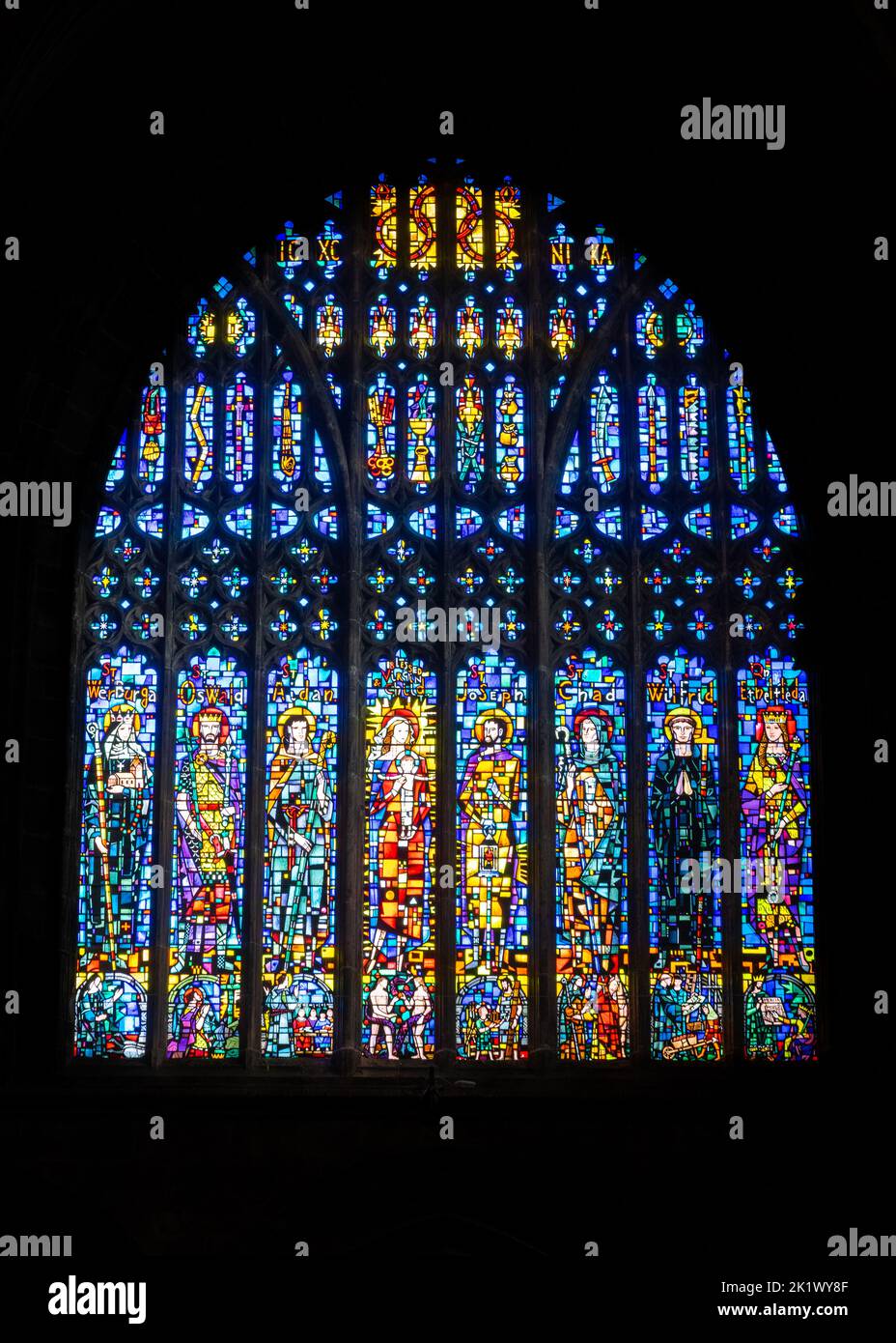 Chester, Vereinigtes Königreich - 26. August 2022: Nahaufnahme eines bunten Buntglasfensters in der Chester Cathedral in Cheshire Stockfoto