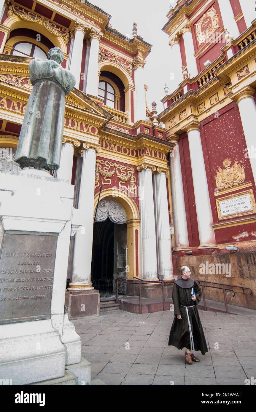 Ein Franziskanerpriester verlässt die Basilika und das Kloster von San Francisco, Salta, Argentinien Stockfoto