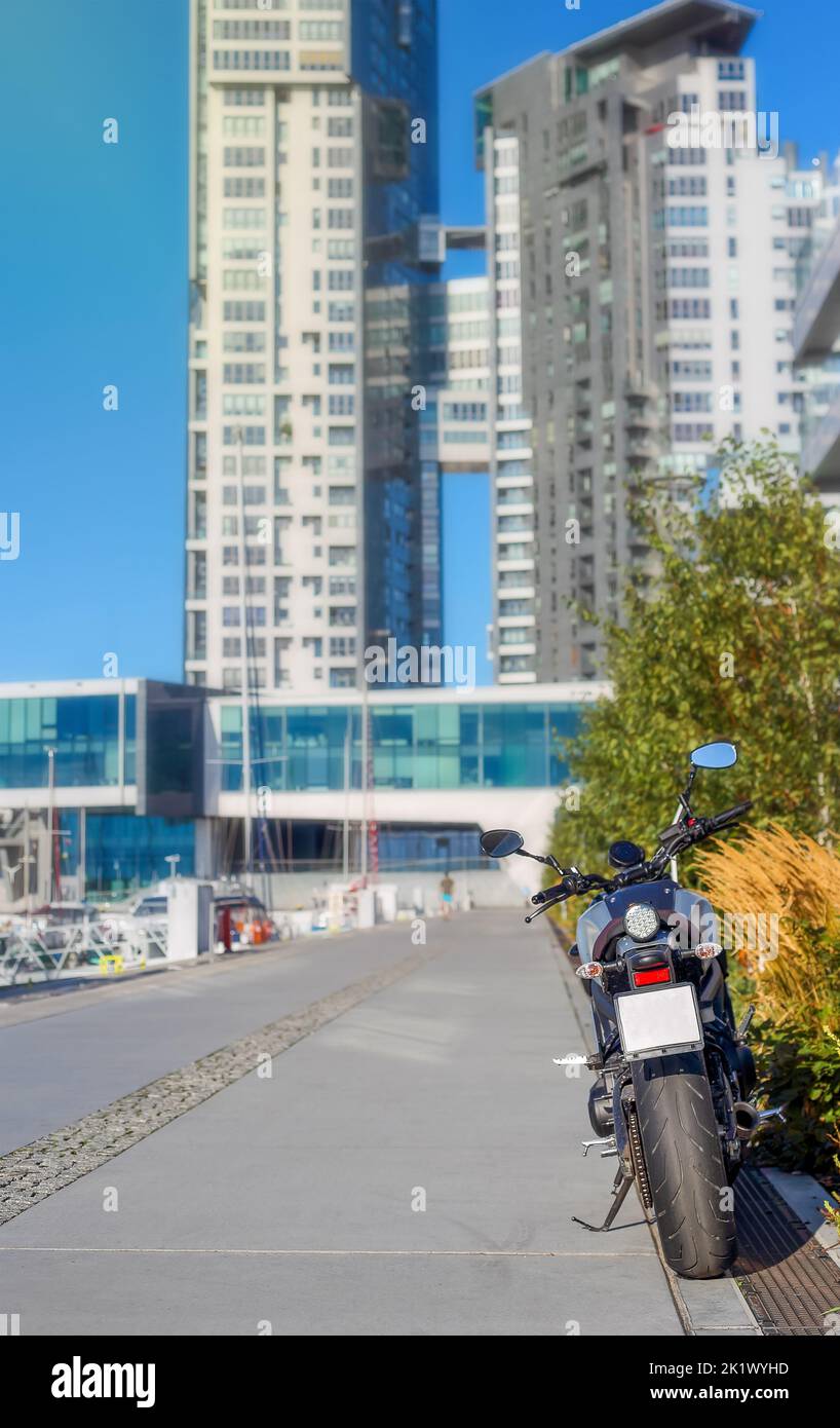 Motorrad auf der Seite des Fußweges am Meer in Gdynia, Polen geparkt Stockfoto