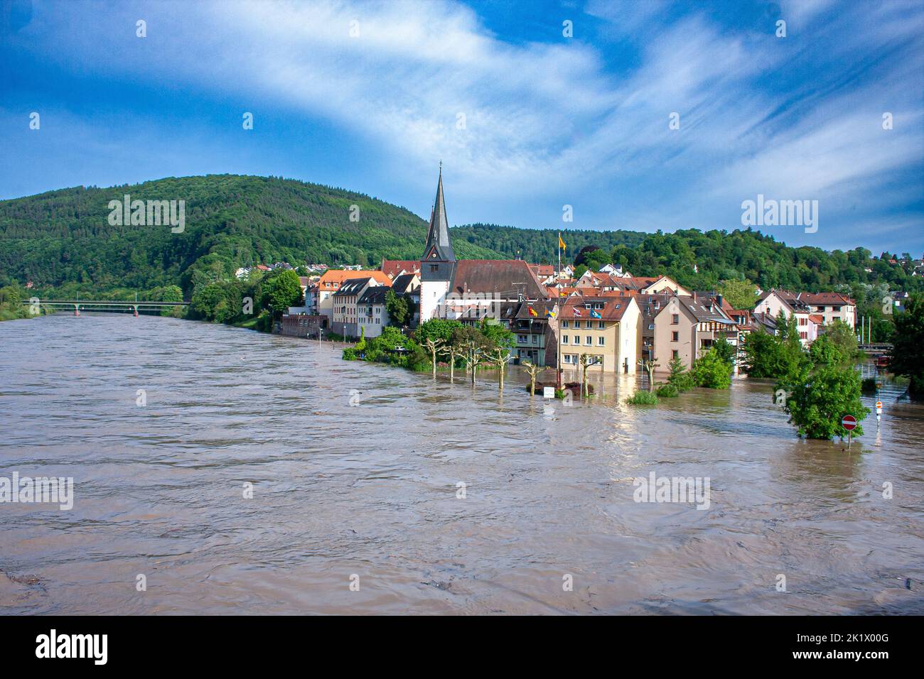 Hochwasser aufgrund starker Regenfälle im Frühsommer am Neckargemund am Neckar in Süddeutschland Stockfoto