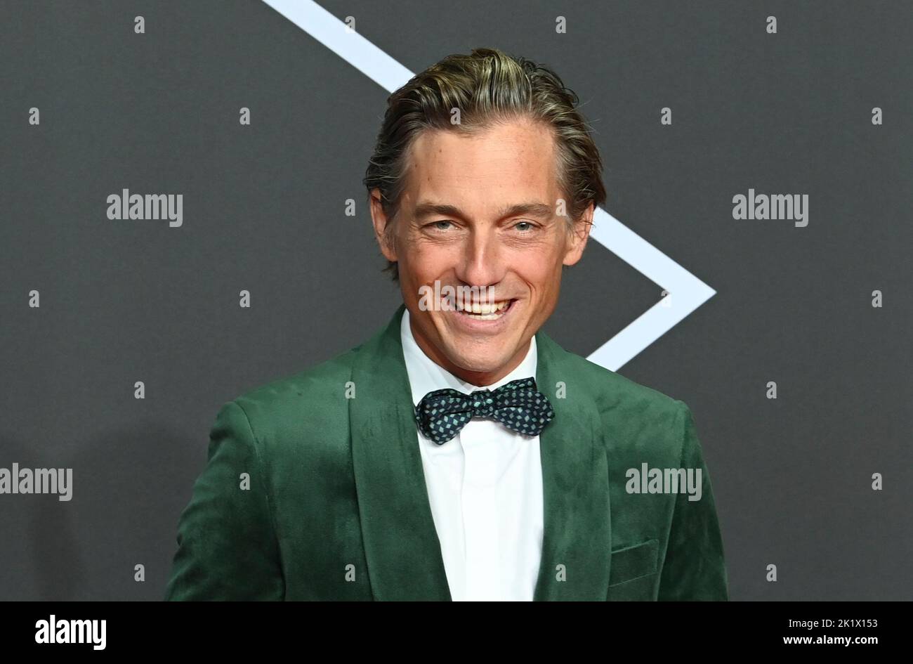 Berlin, Deutschland. 20. September 2022. Schauspieler und Hauptdarsteller Volker Bruch kommt zur Weltpremiere der neuen Staffel der Fernsehserie Babylon Berlin im Delphi Filmpalast. (Recrop) Quelle: Jens Kalaene/dpa/Alamy Live News Stockfoto