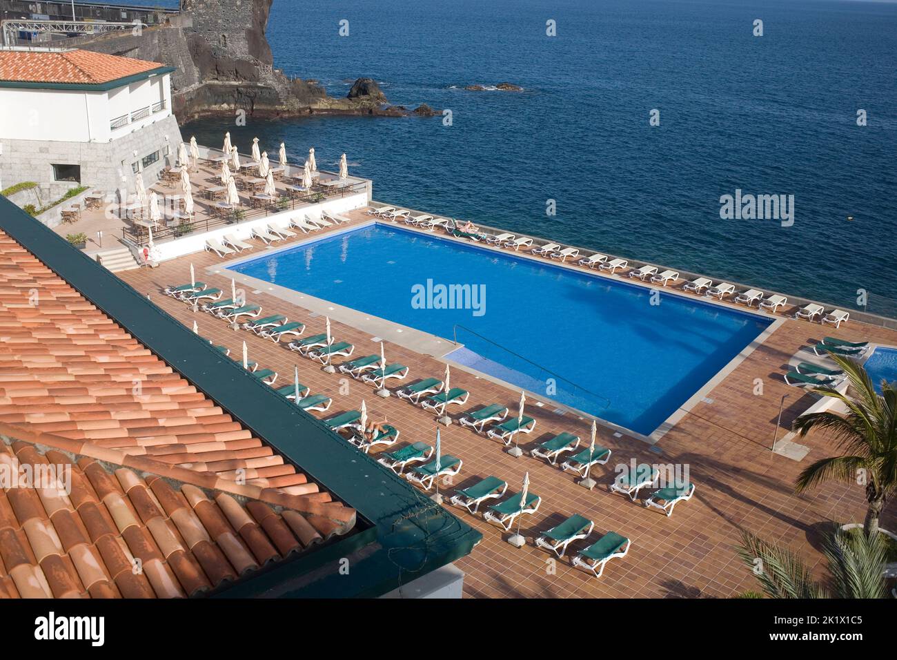 außenpool am meer des Hotels Penha Franca Mar in Funchal Madeira Stockfoto