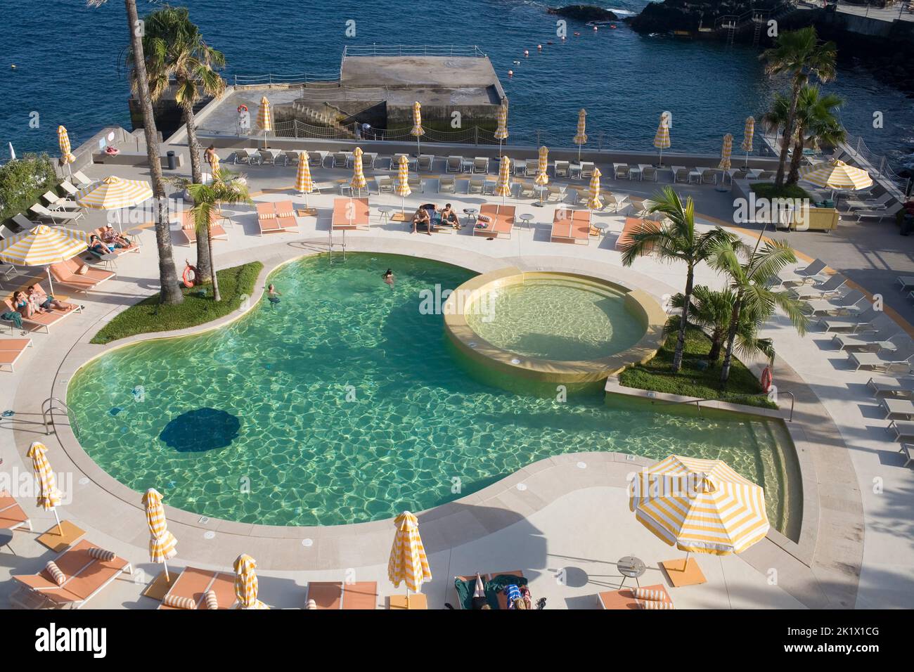 Kleiner Pool am Meer im Hotel Penha de Franca Mar in Funchal Madeira Stockfoto