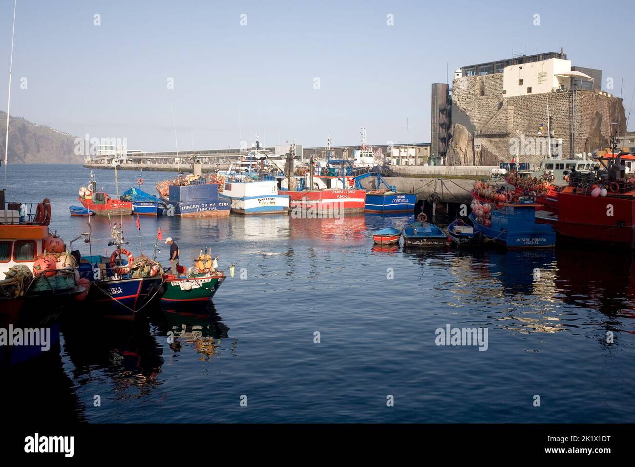An einem Sommerabend vertäuten Fischerboote im Hafen von Funchal Madeira Stockfoto