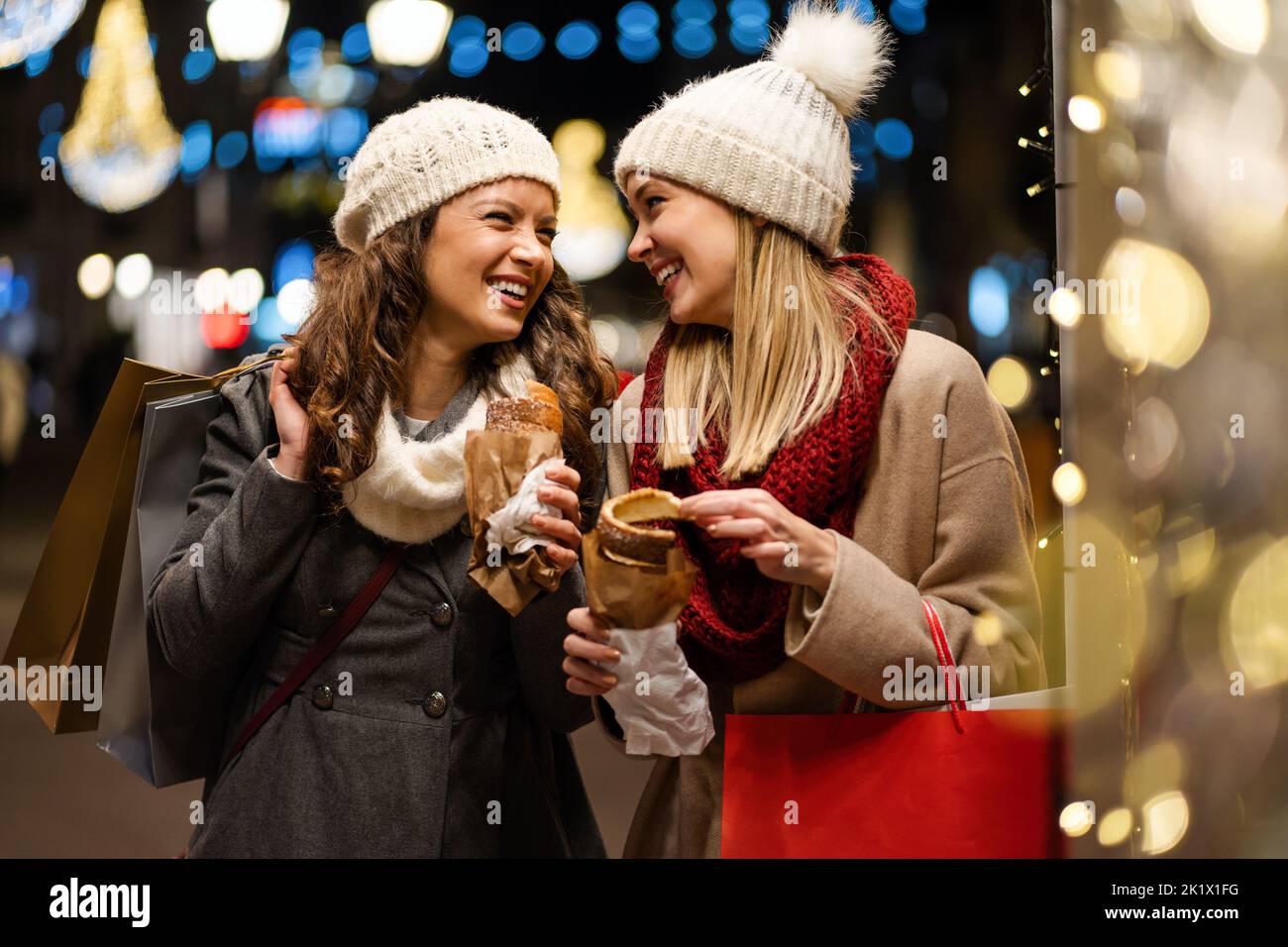 Porträt einer fröhlichen jungen glücklichen Frau beim Weihnachtseinkauf. Weihnachtseinkäufe Menschen Konzept Stockfoto
