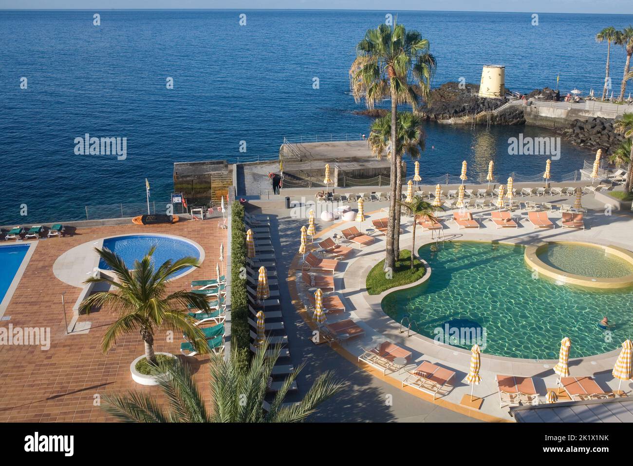 Kleiner grüner Pool am Meer des Penha Franca Mar Hotels Stockfoto