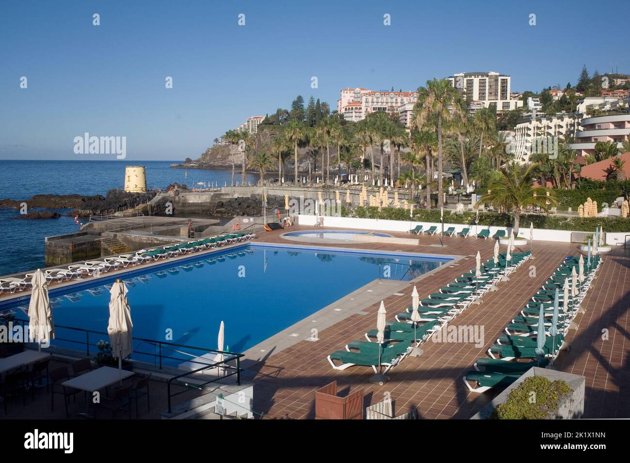 Blick am Morgen mit dem Pool am Meer des Penha Franca Mar Hotels in Funchal Madeira Stockfoto