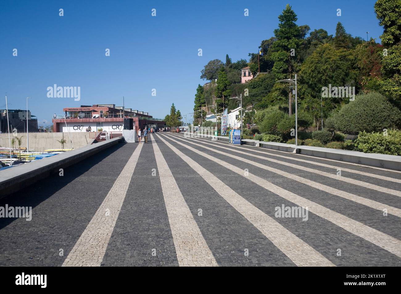 Parallele Linien auf dem Bürgersteig bei Praca Sa Carneiro in Funchal Madeira Stockfoto