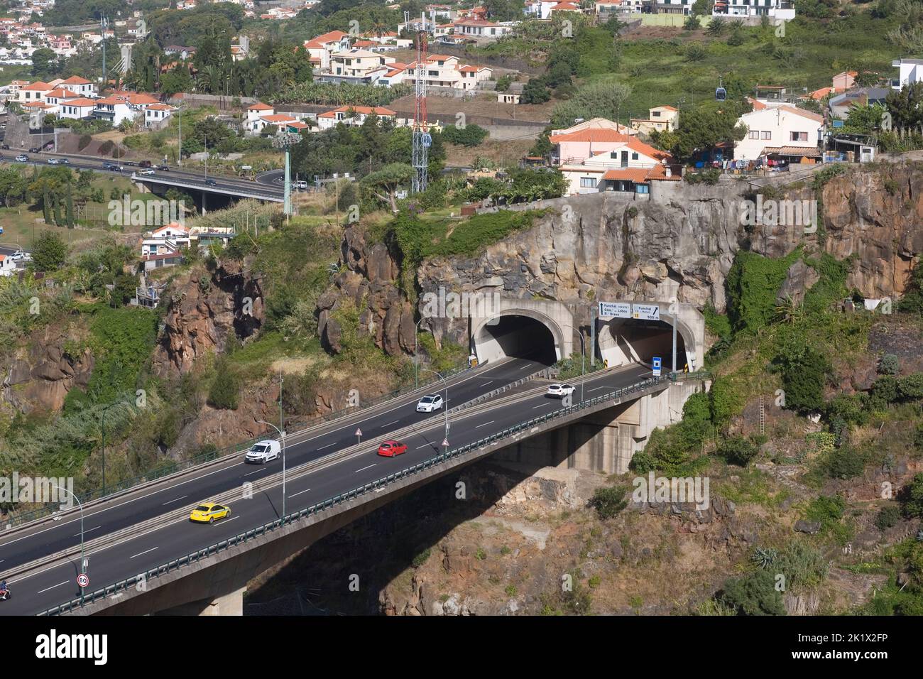 VR1 Schnellstraße und Rua Pedro Jose de Ornelas im Norden von Funchal Madeira Stockfoto