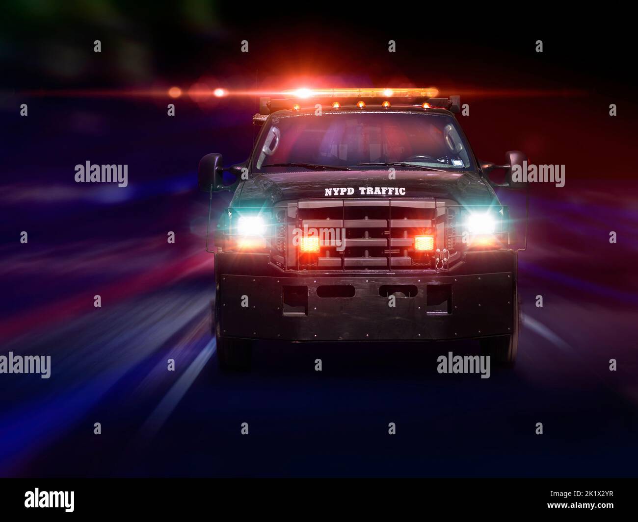 NYPD New York Police Department Verkehrsfahrzeug mit Ampel auf Fahrt schnell zu einem Vorfall in der Nacht. New York City NYC Vereinigte Staaten von Amerika USA Stockfoto