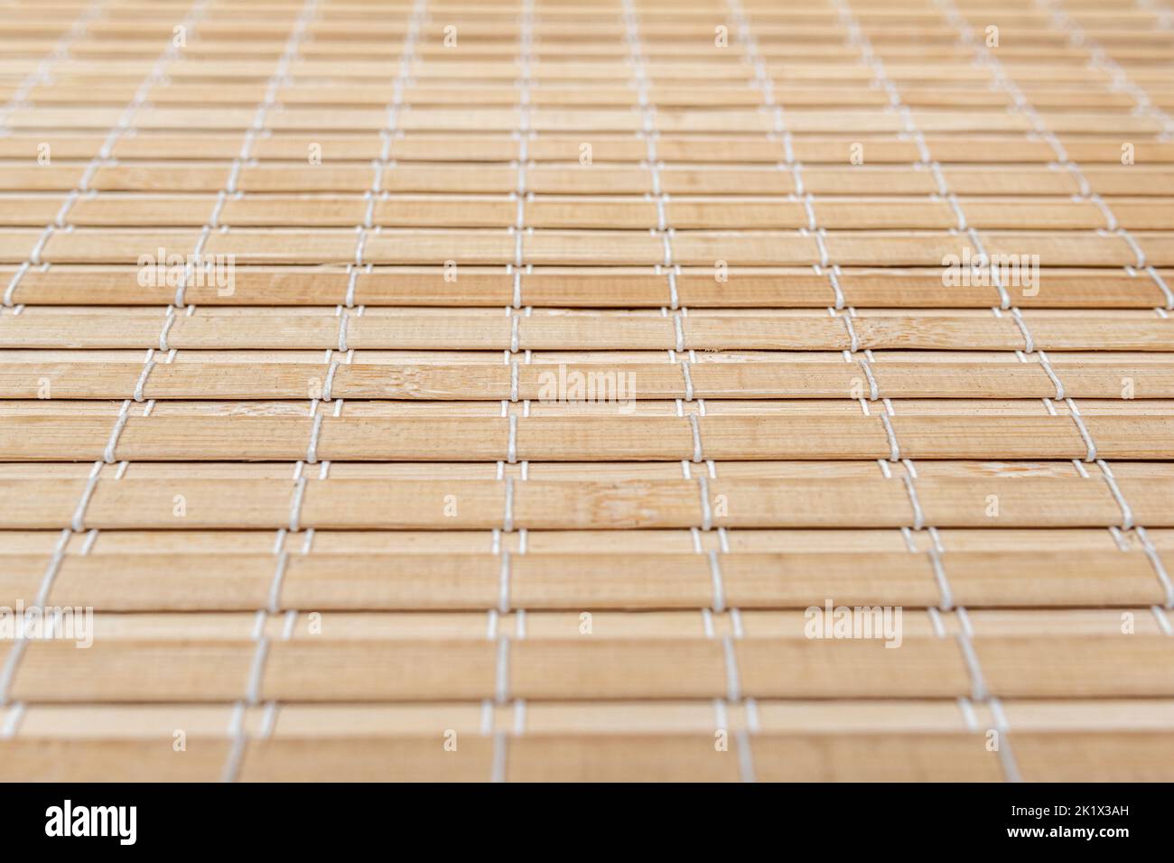 Tischdecke aus Bambus-Holz zur Dekoration in der Küche. Stockfoto