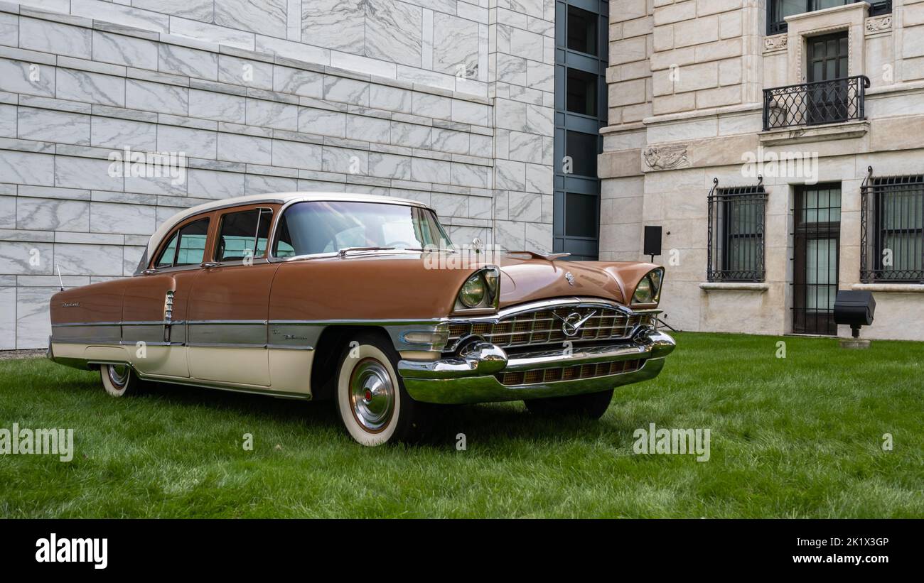 DETROIT, MI/USA - 18. SEPTEMBER 2022: Ein 1956 Packard Patrician-Auto beim Detroit Concours 'd Elegance. Stockfoto