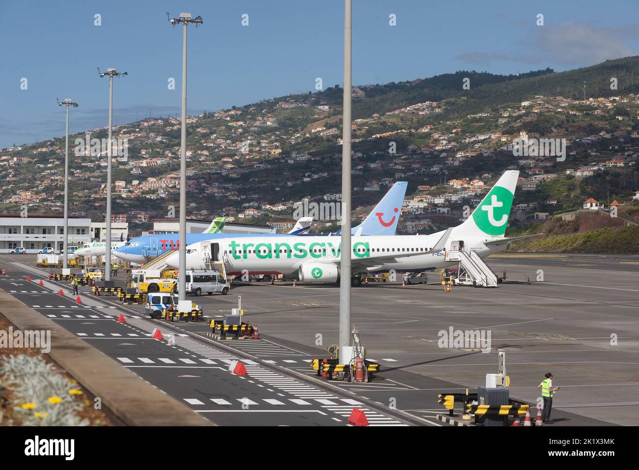 Transavia und TUI Flugzeuge auf dem Stand am Cristiano Ronaldo Flughafen Madeira Stockfoto