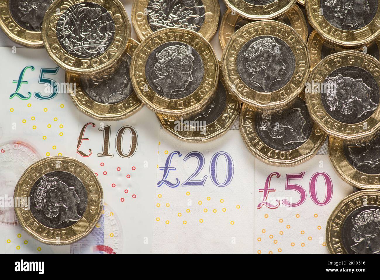 Aktenfoto vom 26/01/18 eines britischen 5-Pfund-, 10-Pfund-, 20-Pfund- und 50-Pfund-Scheins mit 1-Pfund-Münzen. Die Kreditaufnahme der Regierung erreichte im August £11,8 Milliarden, da die Zinszahlungen aufgrund der steigenden Inflation höher stiegen. Das Office for National Statistics (ONS) sagte, dass die Kreditaufnahme im August £2,6 Milliarden unter dem Niveau des gleichen Monats des vergangenen Jahres lag, aber einen Anstieg von £6,5 Milliarden gegenüber dem Stand vor der Pandemie im Jahr 2019 darstellte, als er bei £5,3 Milliarden lag. Ausgabedatum: Mittwoch, 21. September 2022. Stockfoto