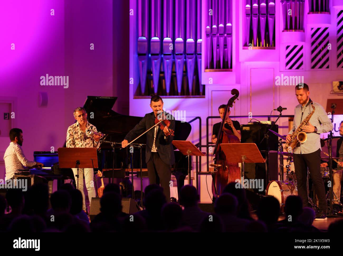 Krakau, Polen - 4. Juli 2022: Adam Baldych Quartett und Paolo Fresu live auf der Bühne der Krakauer Philharmonie beim Summer Jazz Festival in Krakau, Polen Stockfoto