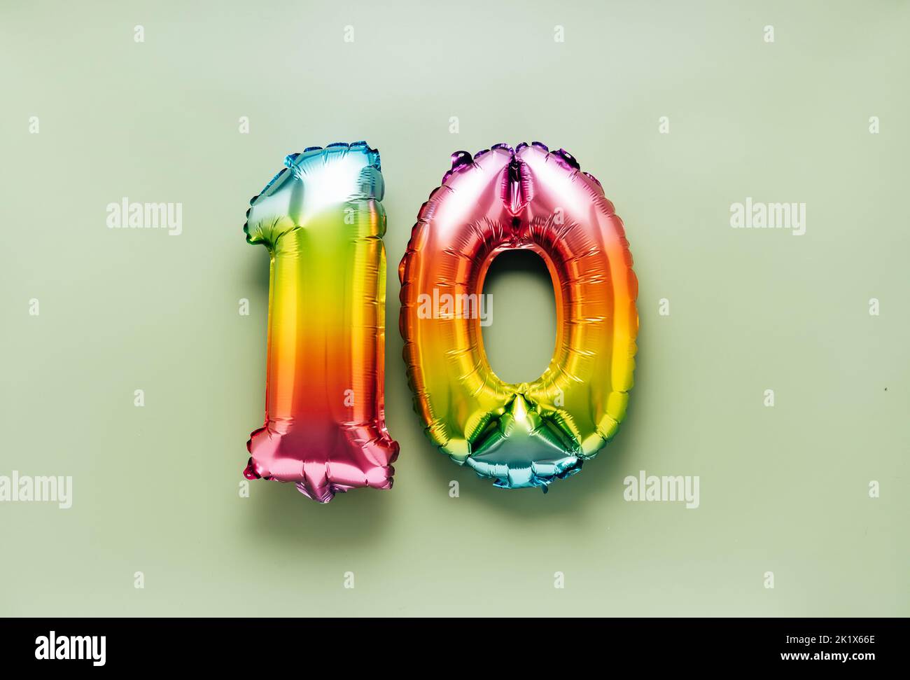 Bunte Ballon Nummer 10 auf hellgrünem Hintergrund. Neujahrskonzept Stockfoto