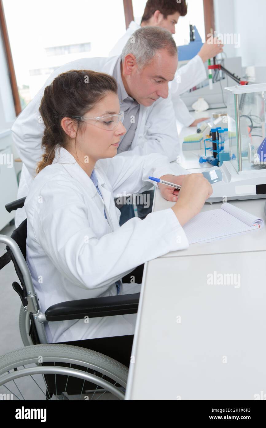 Behinderte Wissenschaftlerin, die eine Erfahrung im Labor gemacht hat Stockfoto