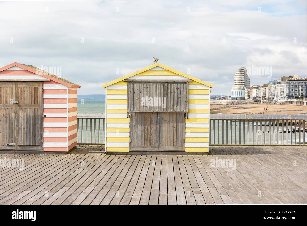 Hastings, Großbritannien, 24, August 2022 Bunte Pier-Hütten auf dem Pier von Hasting, Kopierfläche Stockfoto