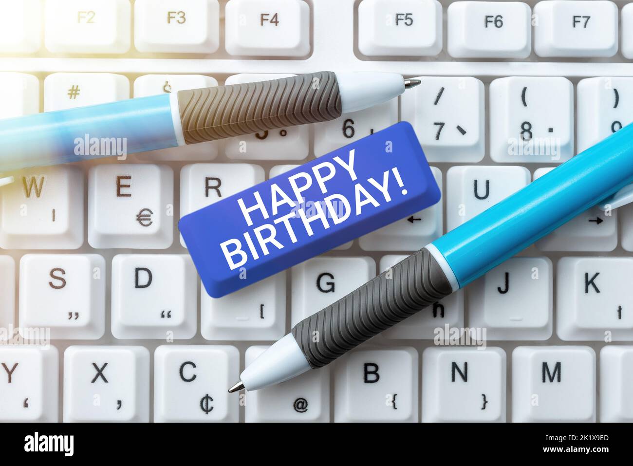Konzeptionelle Bildunterschrift Happy BirthdayDer Geburtstag einer Person wird mit Geschenken gefeiert. Konzeptfoto der Geburtstag einer Person ist Stockfoto