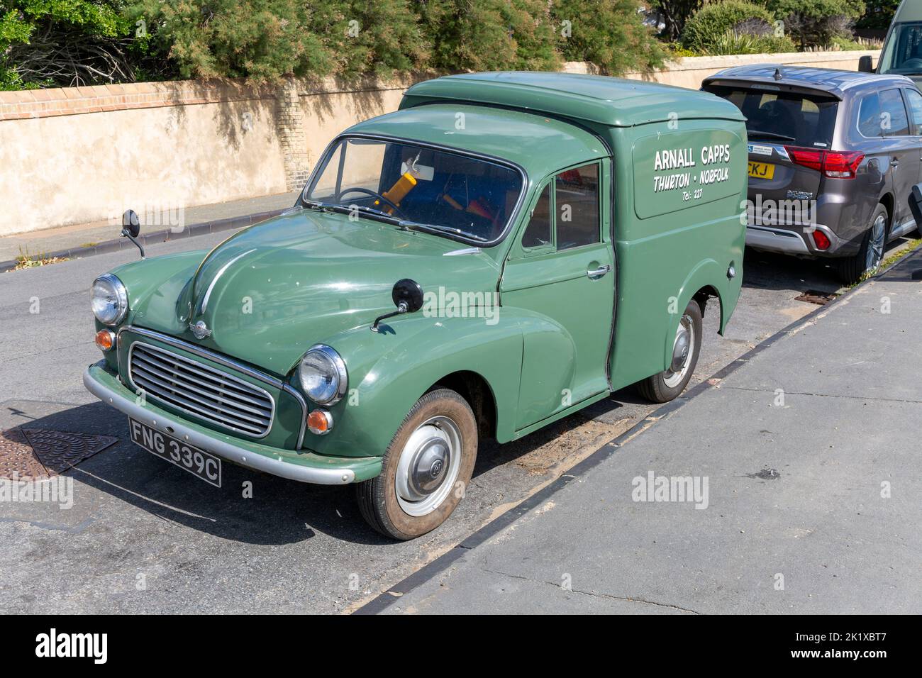 Oldtimer-Van Morris Minor, geparkt auf der Straße, Felixstowe, Suffolk, England, Großbritannien Stockfoto