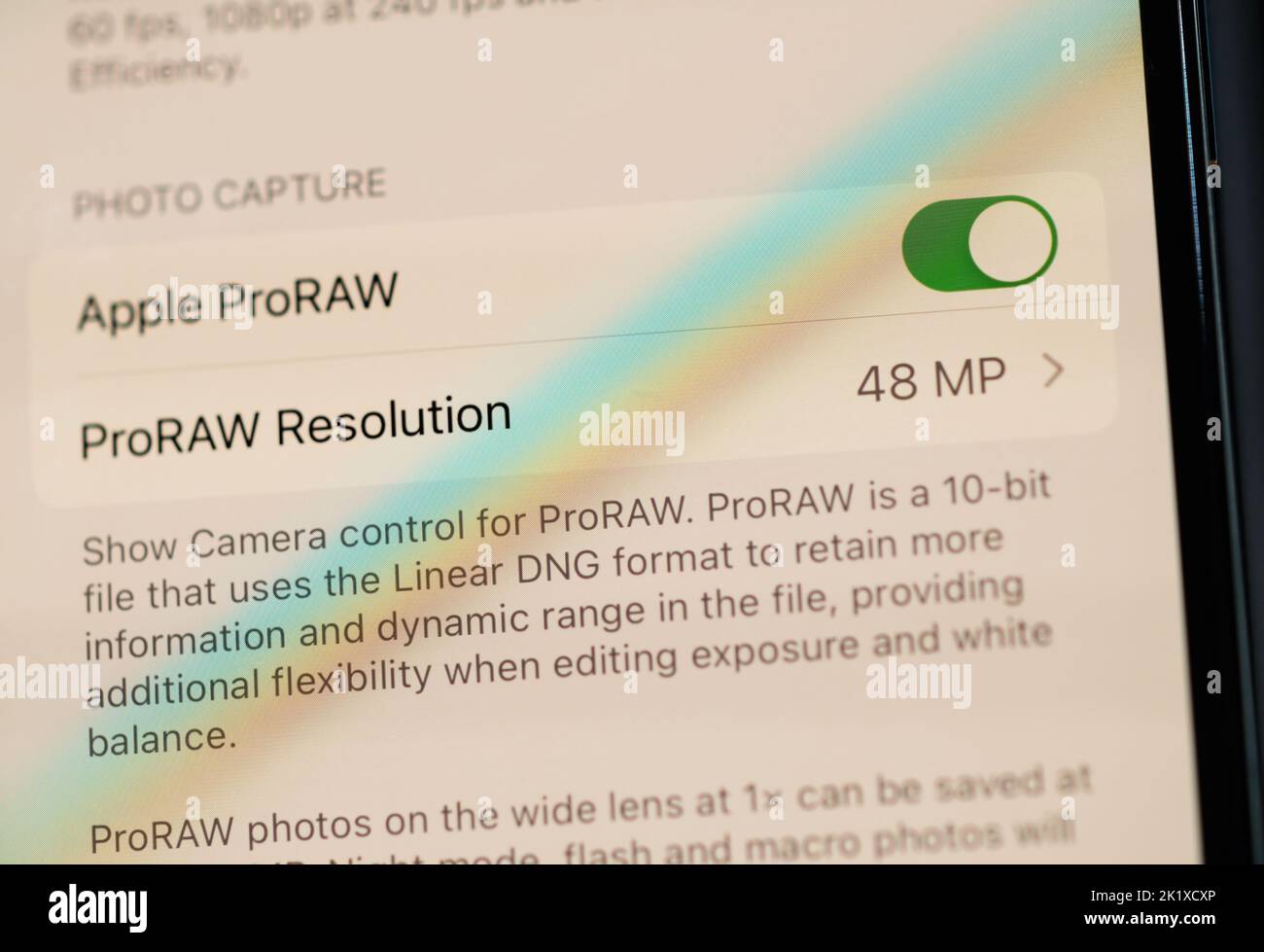 Paris, Frankreich - 17. Sep 2022: Das professionelle Apple ProRaw mit einer Auflösung von 48 mp Megapixeln im linearen DNG-Format hat am Tag der Markteinführung das neue Smartphone-Telefon iPhone 14 Pro von Apple Computers eingeschaltet Stockfoto