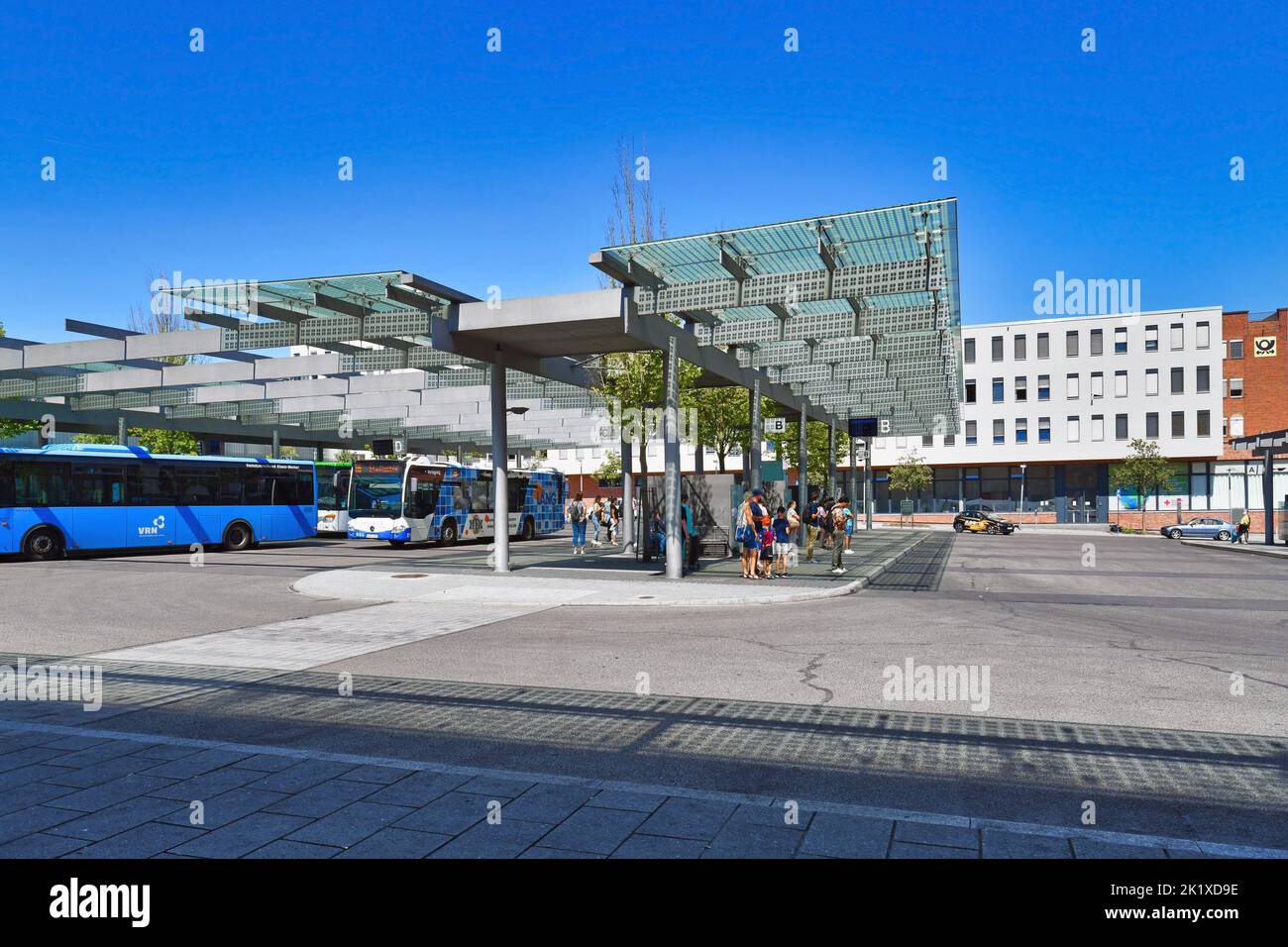 Kaiserslautern, Deutschland - August 2022: Zentraler Busbahnhof am Guimaraes Platz vor dem Hauptbahnhof Stockfoto