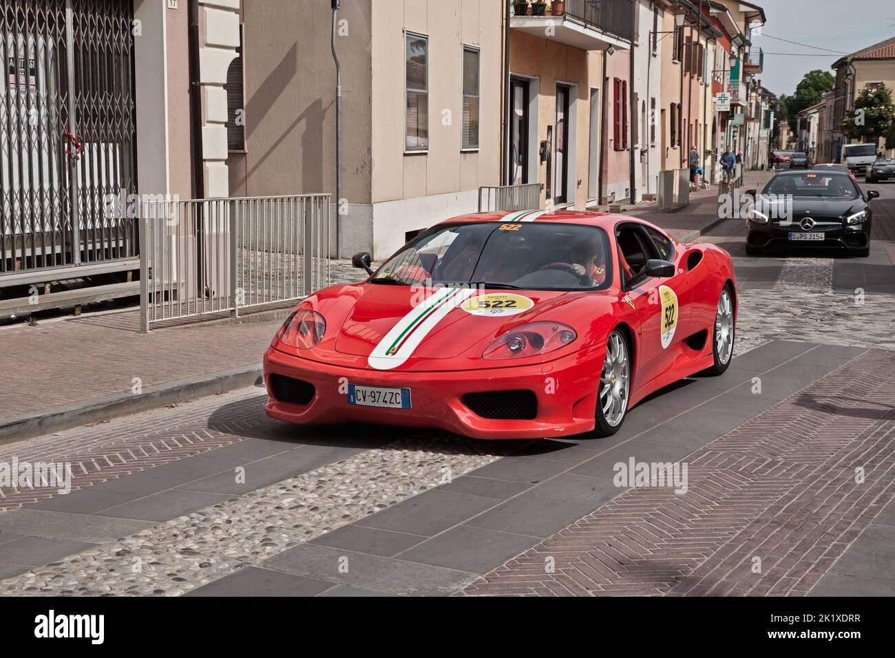Sportwagen Ferrari 360 Challenge Stradale reist während des historischen Autorennens Mille Miglia, am 19. Mai 2017 in Gatteo, FC, Italien Stockfoto